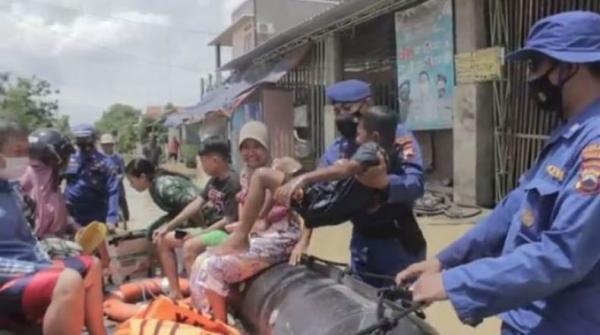 Banjir 1 Meter di Pemalang Rendam Ribuan Rumah, Petugas Evakuasi Warga