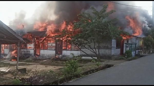 Video, Detik-detik 8 Petak Rumah Kontrakan di Pangkalpinang Terbakar