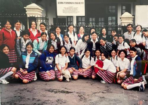 Dian Sastro  Pajang Foto Jadul Saat SMA, Netizen : Angkatan 2000 sudah cakep-cakep gini ya