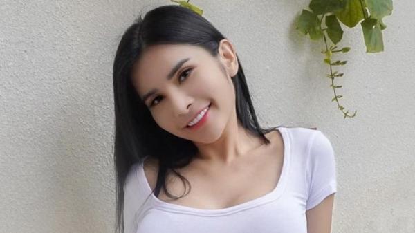 Maria Vania Pose Pakai Kaus Ketat, Netizen Malah Salfok ke Hal Ini