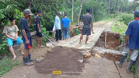 Warga Gotong Royong Bangun Jembatan Darurat di Salopa, Supaya Bisa Dilalui Lagi