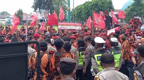 Ratusan Anggota PP Banyumas Demo, Tuntut Junimart Girsang Diproses Hukum