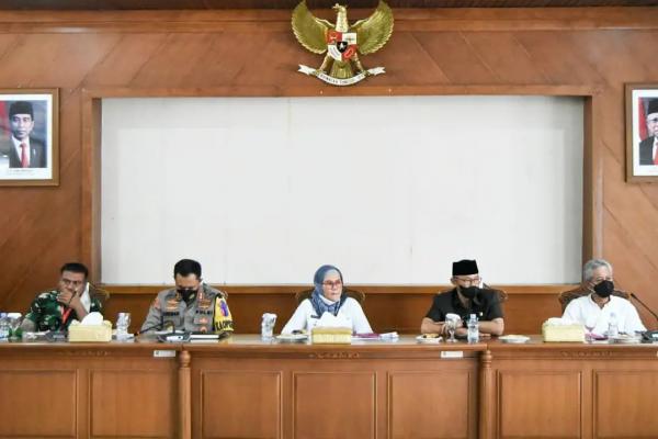 Bupati Indramayu Tengahi Konflik Lahan PG Rajawali Jatitujuh dengan Petani Penggarap
