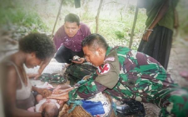 Aksi Heroik Prajurit TNI Bantu Ibu Melahirkan di Tengah Hutan, Hanya Beralaskan Terpal
