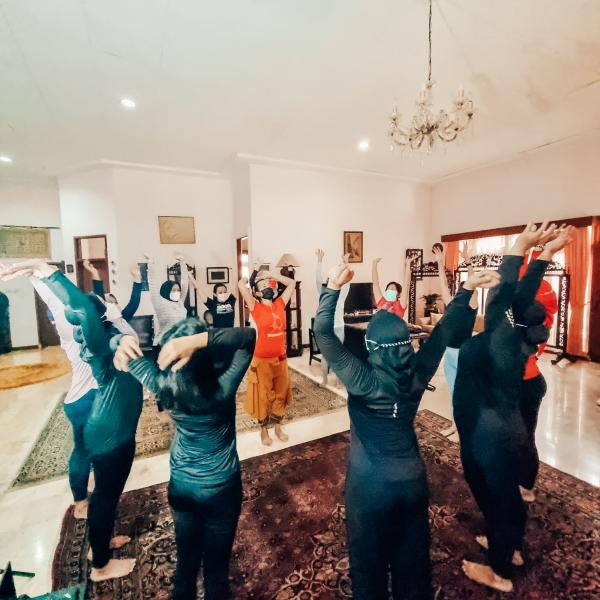 Sarwaga Yoga Perkenalkan Aliran Yoga Ketawa, Cocok Hilangkan Stress