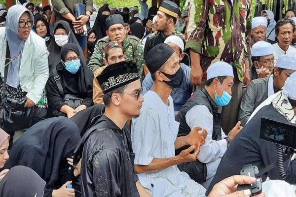 Alvin Faiz Menangis, Lantunkan Adzan Sambil Bergetar di Makam Ameer Azzikra