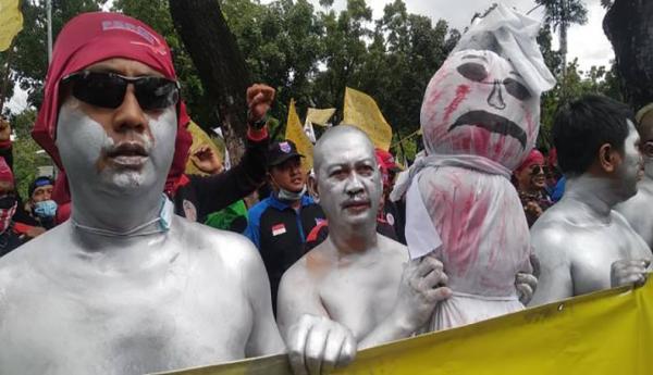 Manusia Silver dan 'Pocong' Ikut Demo di Balai Kota DKI Jakarta