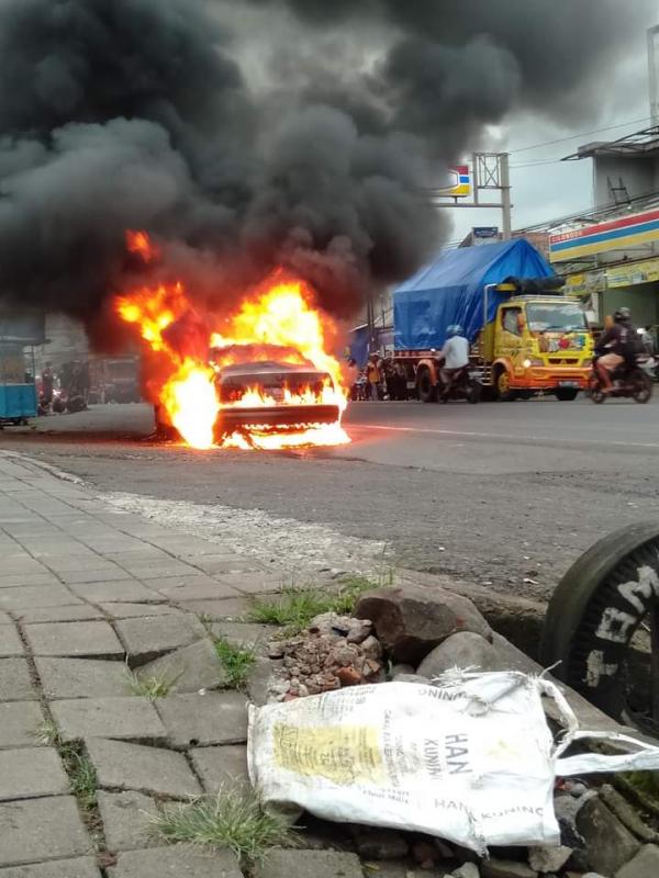 Ditinggal Sholat di Masjid, Kendaraan yang Diparkir Tiba-tiba Terbakar
