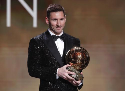 Lionel Messi Sabet Trofi Ballon dOr 2021