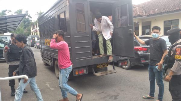 Preman Kampung Tasikmalaya Aniaya Pemuda dan Hansip Saat Main ke Rumah Janda, Tewas Dikeroyok Warga