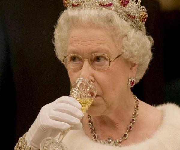 Raja Inggris Raya Ratu Elizabeth II Masih Doyan Tenggak Alkohol meski Sudah Berumur 95 Tahun 