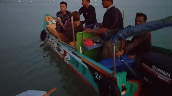 Video, Detik-detik Polisi Selamatkan IRT Hendak Tenggelamkan Diri ke Laut