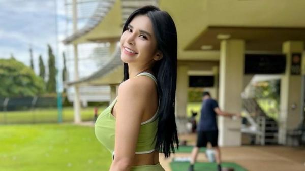 Aduhai! Pose Seksi Maria Vania Menggunakan Crop Top dan Rok Mini, Membuat Netizen Terpesona