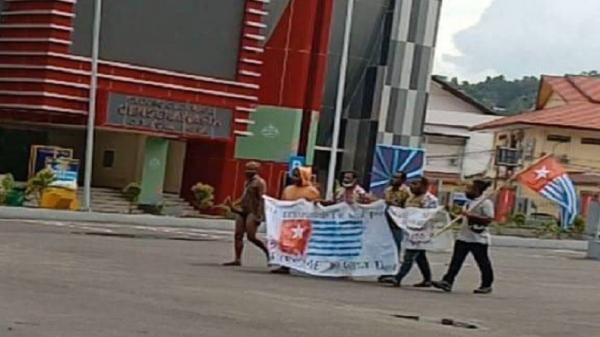 Kunjungan Panglima TNI di Papua Diwarnai Pengibaran Bendera Bintang Kejora