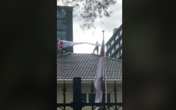 Tepat HUT OPM Bendera Bintang Kejora Berkibar di GOR Cenderawasih Jayapura, Polisi Cokok 1 Pelaku