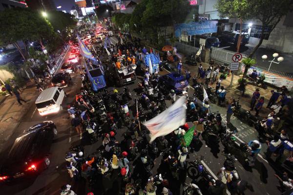 Foto : Tuntut Upah Layak, Buruh Geruduk Kota Surabaya