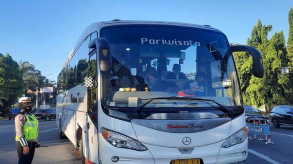 Polisi Putar Balik 1 Bus Membawa Massa Reuni 212 di Bekasi