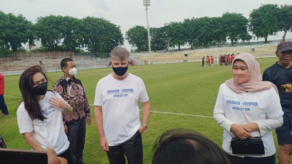Dubes Inggris Bantu Benahi Sepak Bola Surabaya