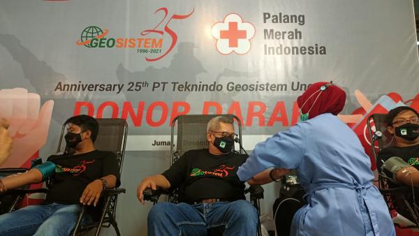 Ratusan Karyawan PT Teknindo Geosistem Unggul Sumbangkan Darah ke PMI Surabaya