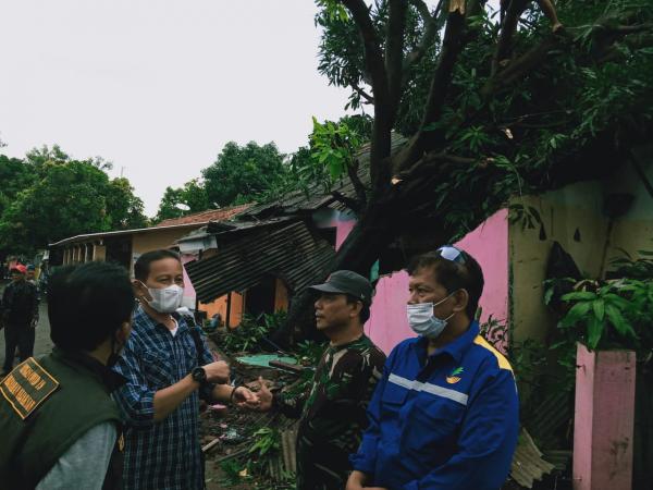 Hujan Deras dan Angin Kencang Sebabkan 5 Rumah Hancur, Dinsos Kota Cirebon Beri Bantuan