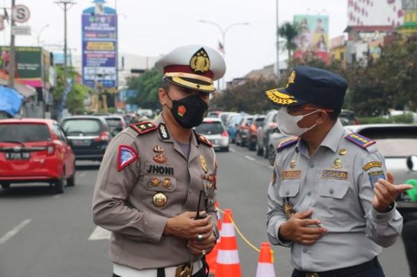 Kasat Lantas Polres dan Kadishub Pantau Langsung Uji Coba Ganjil Genap di Margonda Hari Ini