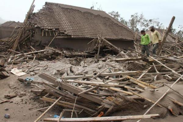 Rumah Hancur, Warga Korban Letusan Gunung Semeru Mencari Sisa-sisa Barang