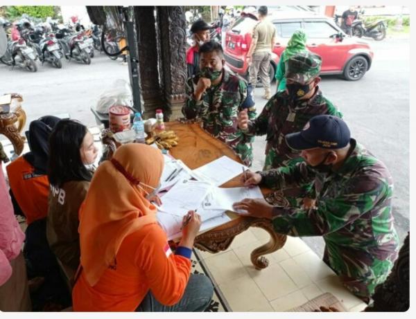 TNI AU Serahkan Bantuan untuk Masyarakat Lumajang