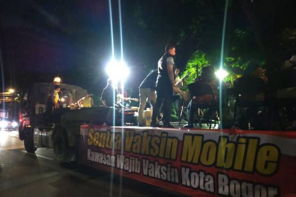 Petugas Gabungan Sisir Pengunjung Sentra Kuliner Kota Bogor yang Belum Divaksin