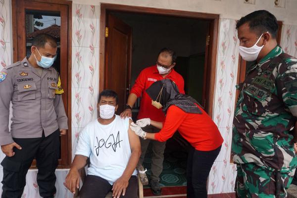 Binda Jateng Vaksinasi Warga dari Rumah ke Rumah di Banyumas