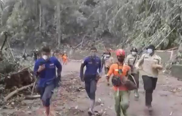 Video : Lahar Semeru Terjang Desa Sumberwuluh, Warga Menyelamatkan Diri