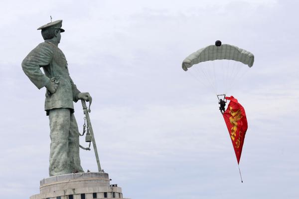 Foto : Aksi Terjun Payung Meriahkan Hari Armada RI