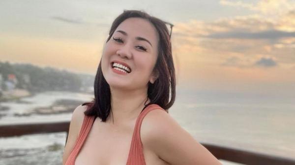 Tante Ernie Pakai Busana Mirip Bra Bikin Gagal Fokus, Netizen: Ngalahin Yang Perawan Tante
