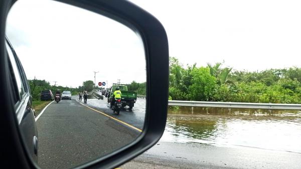 Foto: Banjir Rob Meluas Sampai ke Jalan Raya Sungailiat-Pangkalpinang