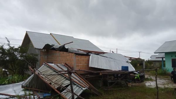 Puting Beliung Rusak Ratusan Rumah Warga di Bangka Selatan