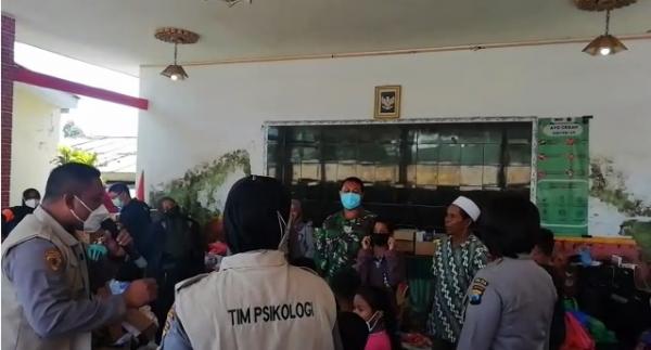 Dinas Psikologi TNI AL Beri Trauma Healing untuk Anak-anak Pengungsi Korban Erupsi Semeru