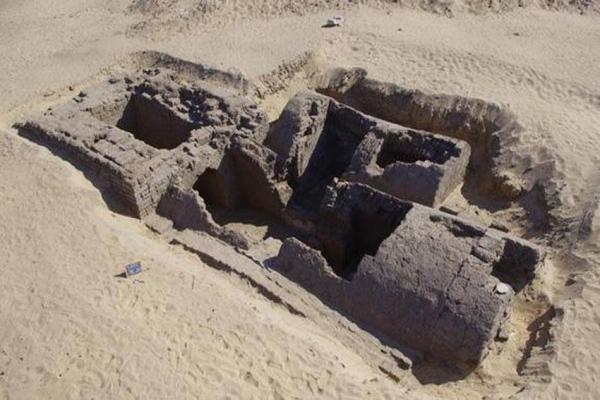 2 Jenazah Berlidah Emas Ditemukan dalam Makam Berusia 3.300 Tahun di Mesir