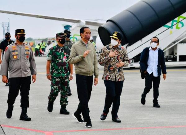 Tiba di Bandara Juanda, Presiden Jokowi Lanjut Naik Heli ke Lokasi Erupsi Gunung Semeru