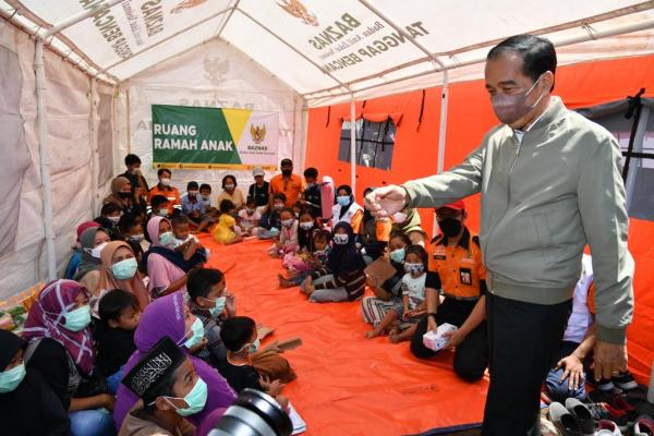 Jokowi Singgahi Korban Erupsi Semeru, Warga: Gak Sampai Satu Menit Pak, Langsung Gelap!