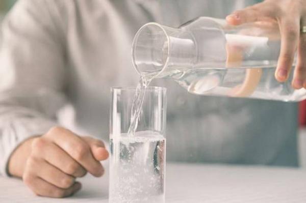 Ini Bahaya Kelebihan Minum Air Putih Meskipun Baik untuk Kesehatan