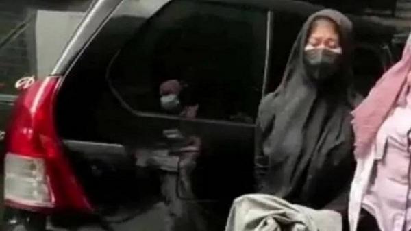 Tagar Siskaeee Bukan Muslim Viral di Twitter Gegara Saat Ditangkap Pakai Hijab