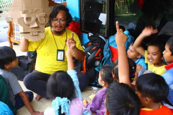 Foto : Pewarta Foto Hibur Anak-anak Pengungsi Semeru