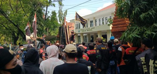 Peringati Hari Anti Korupsi se-Dunia, Ratusan Orang Gelar Unras di Kantor Bupati Cirebon