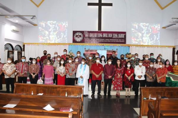 Ibadah Natal Bersama di Malalayang, Wagub Kandouw Serahkan Bantuan Pemprov untuk Warga Manado