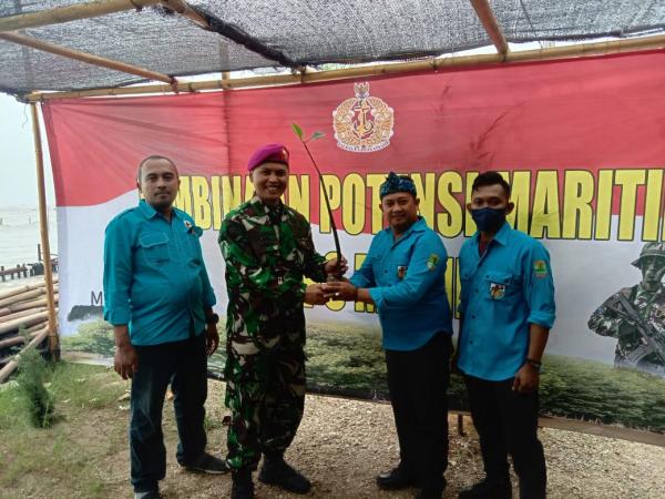 KNPI Karawang Bersama Korps Marinir Tanam Pohon Magrove di Pesisir Pantai Cilamaya Kulon