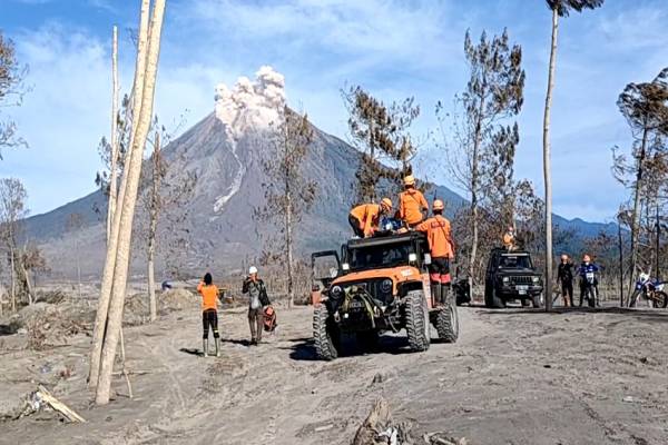 Jumat Pagi Gunung Semeru Kembali Meletus Mengeluarkan Semburan Lava