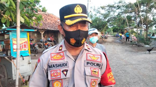 Polisi Datangi Rumah Warga di Indramayu Ajak Warga Untuk Vaksinasi