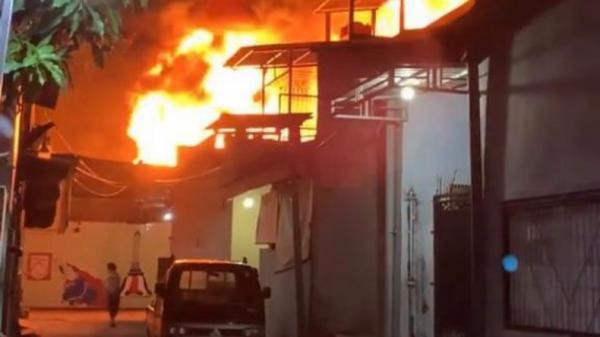 Pabrik Plastik Medoho Semarang Terbakar