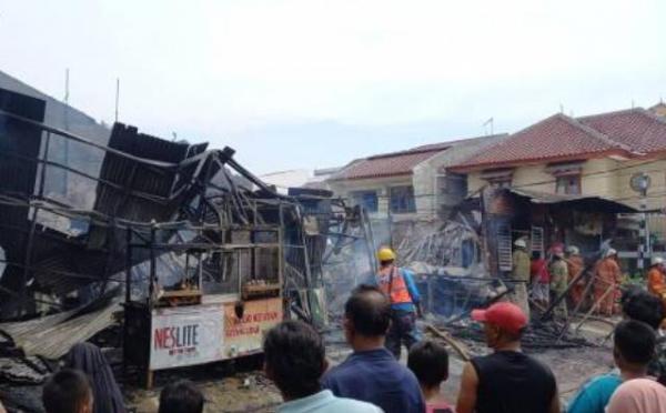 Rumah Makan Ludes Dilalap Si Jago Merah