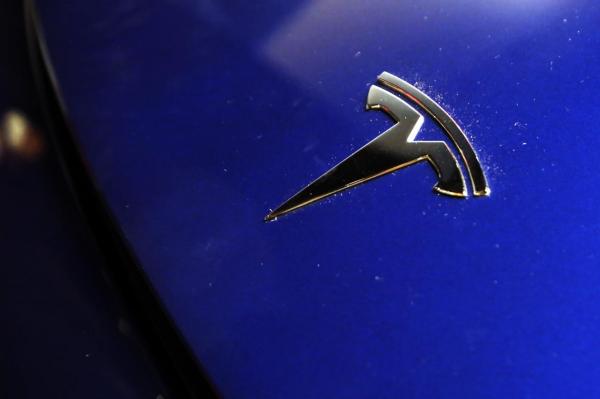 Mobil Elektrik Tesla Mejeng di Perfection Auto Gallery Surabaya