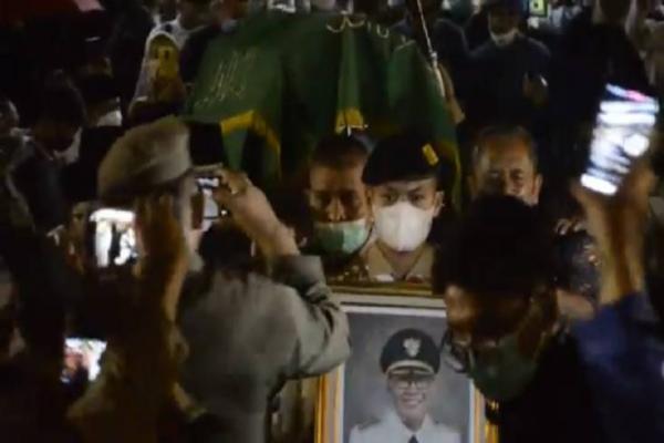 Dihadiri Ratusan Orang, Jenazah Wali Kota Bandung Oded Dimakamkan di Tasikmalaya 